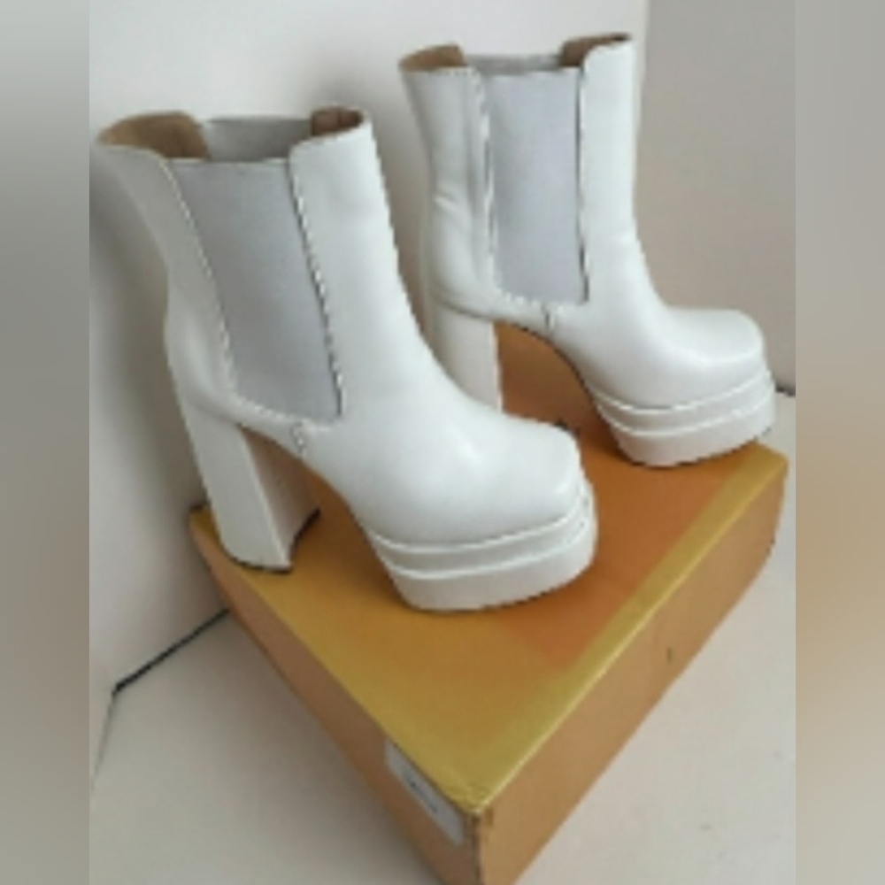 Chase + Chloe Rayla platform booties SIze 8.5 (NEW WITH BOX )